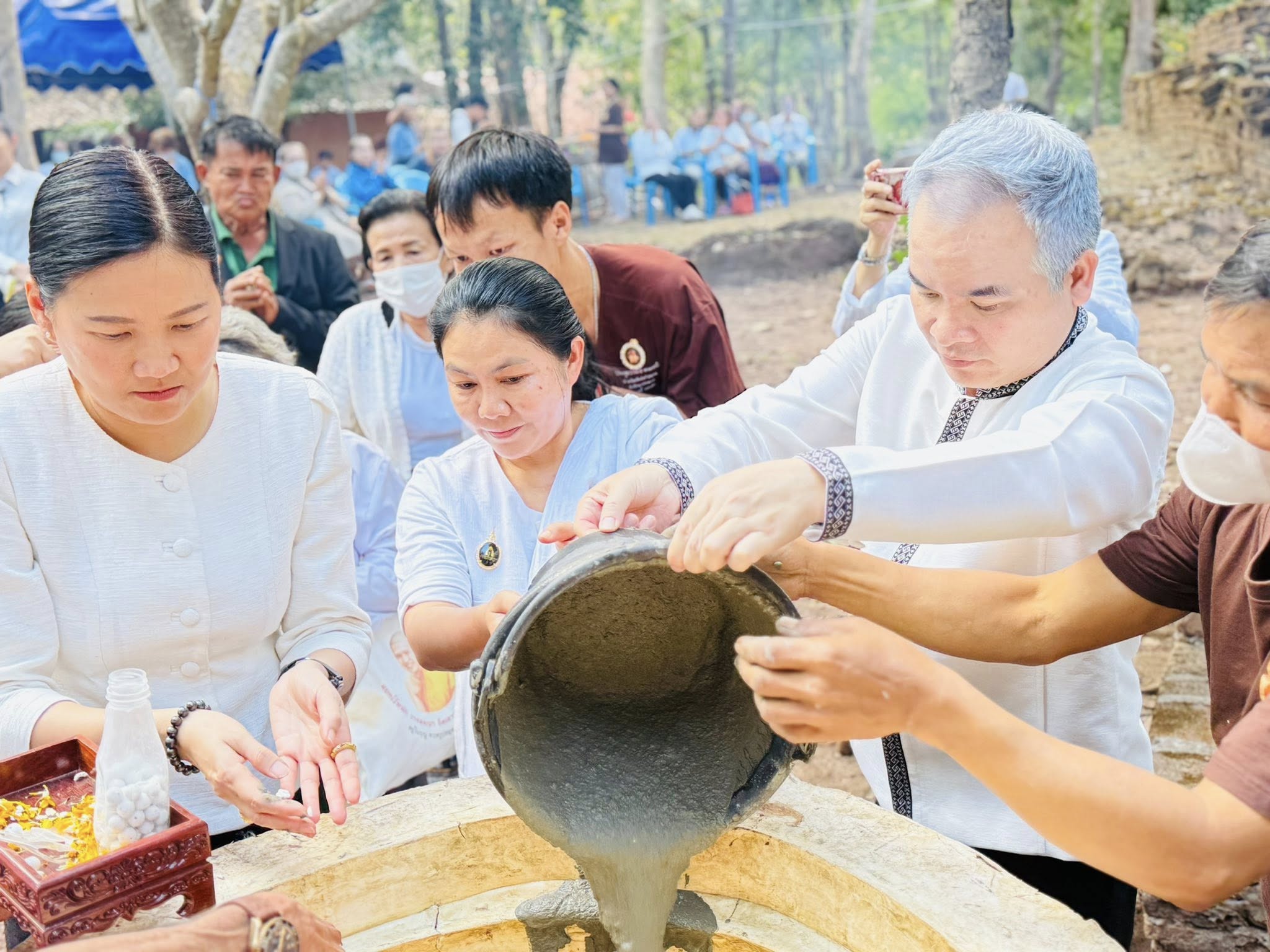 ท่านแม่ครูน้อยเมตตาจิตร่วมพิธีทอดผ้าป่าสามัคคีและหล่อพระมหาจักรพรรดิปางเปิดโลก