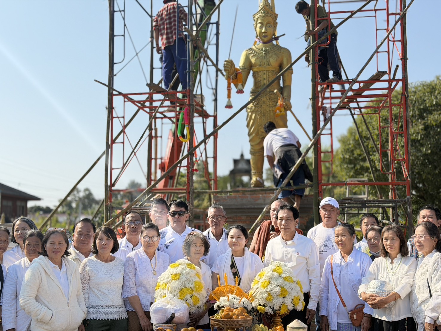 บันทึกประวัติศาสตร์ ท่านแม่ครูน้อยเป็นประธานในการร่วมย้ายองค์พญาลอ “นักรบแห่งทุ่งรวงทอง”